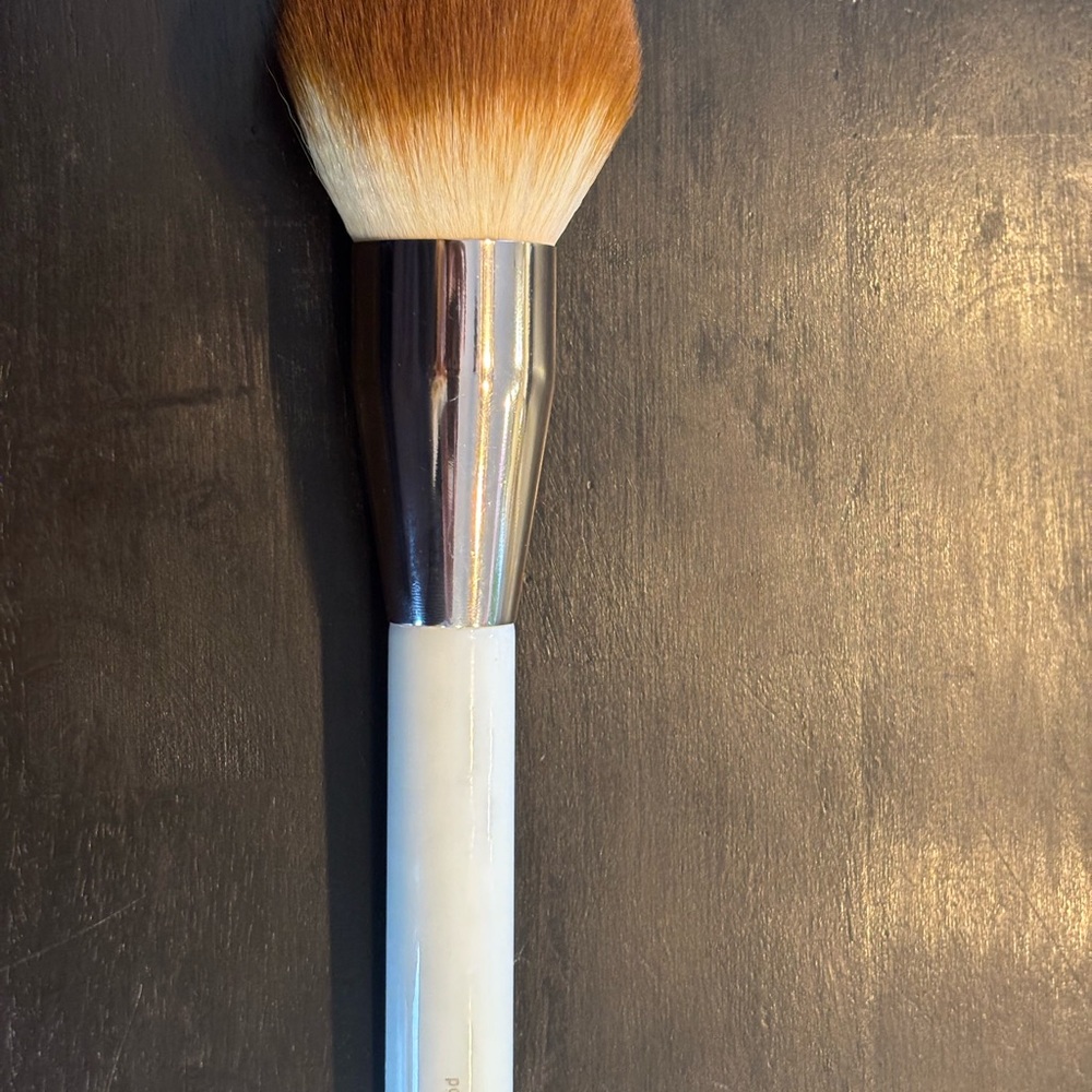 La Mer New Powder Blush White-Handled Face Brush with Brown Ombre Bristles